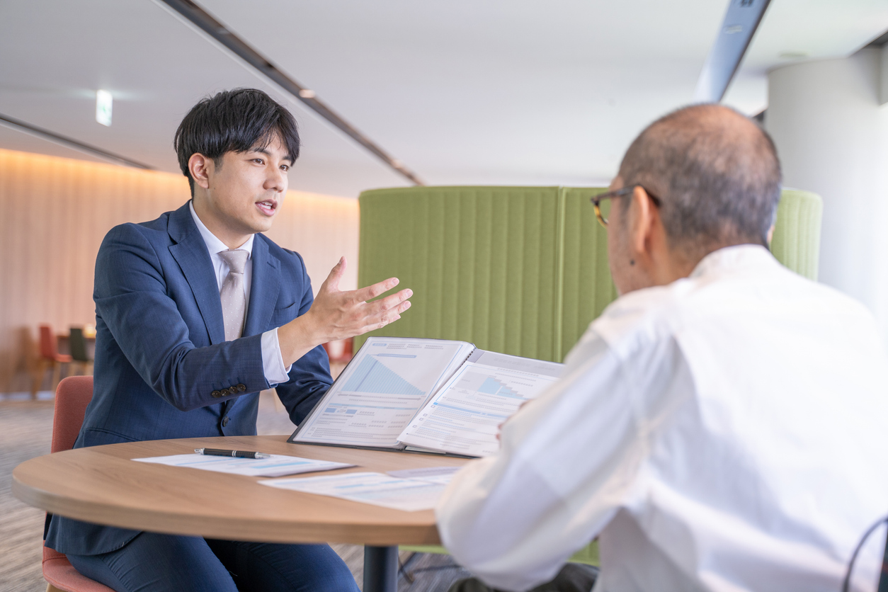 Business professionals discussing pricing strategy using anchoring bias techniques in B2B sales consultation